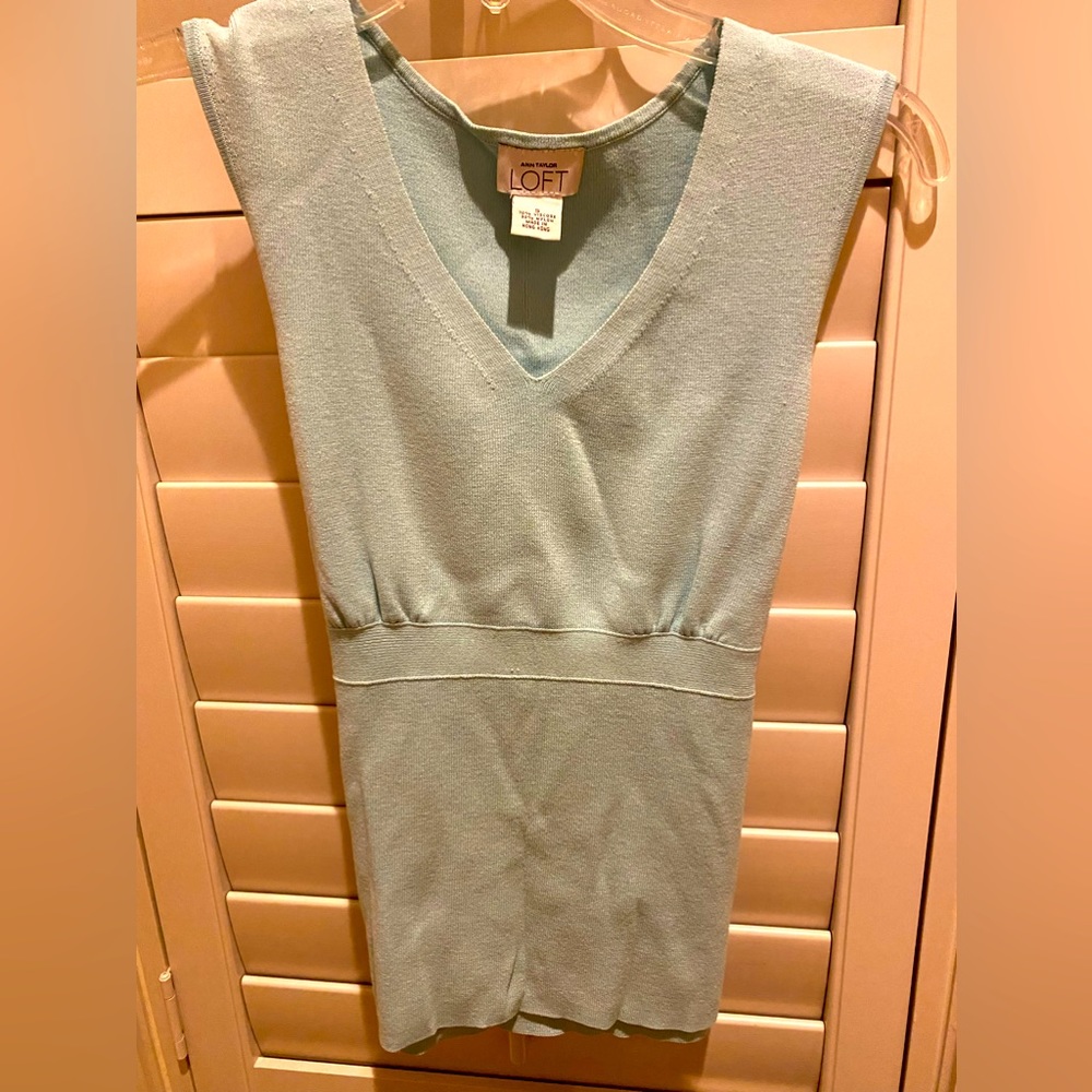 Ann Taylor Sleeveless V-neck tie back top.  Great color!